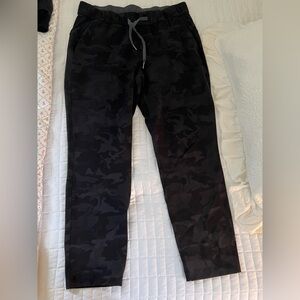 Lululemon On The Fly Black Camo Pants size 8
